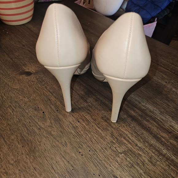 Le Chateau Shoes - Picture 2 of 5